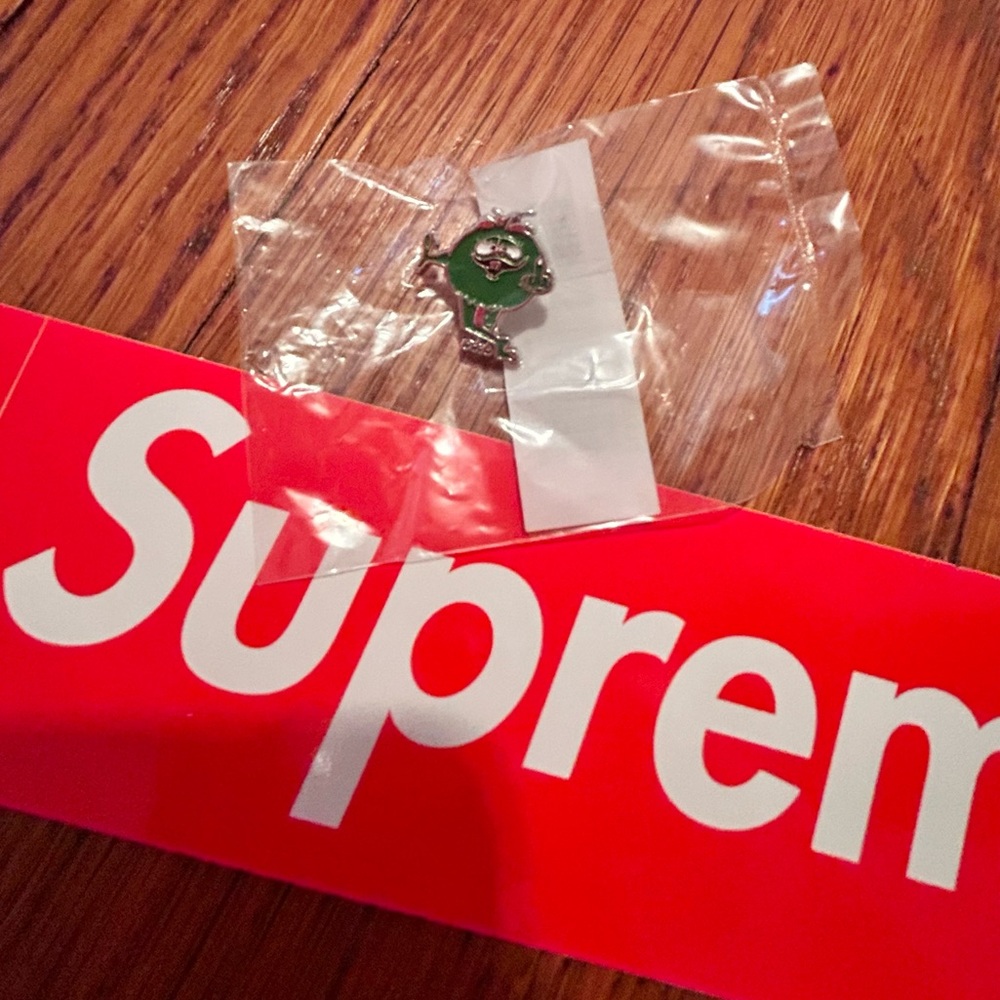 Supreme Camacho pin Green